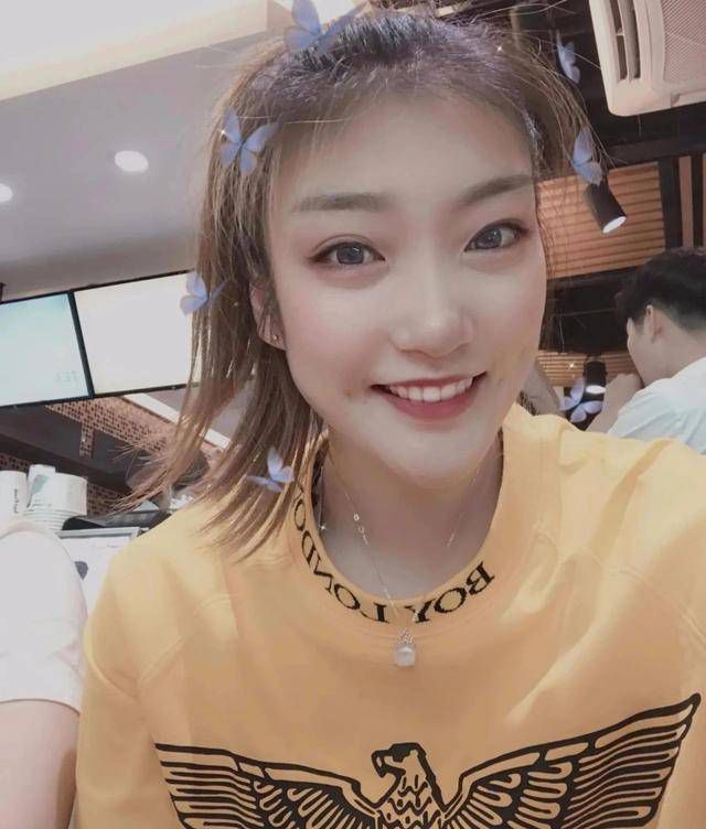 性感舞蹈的中年少女